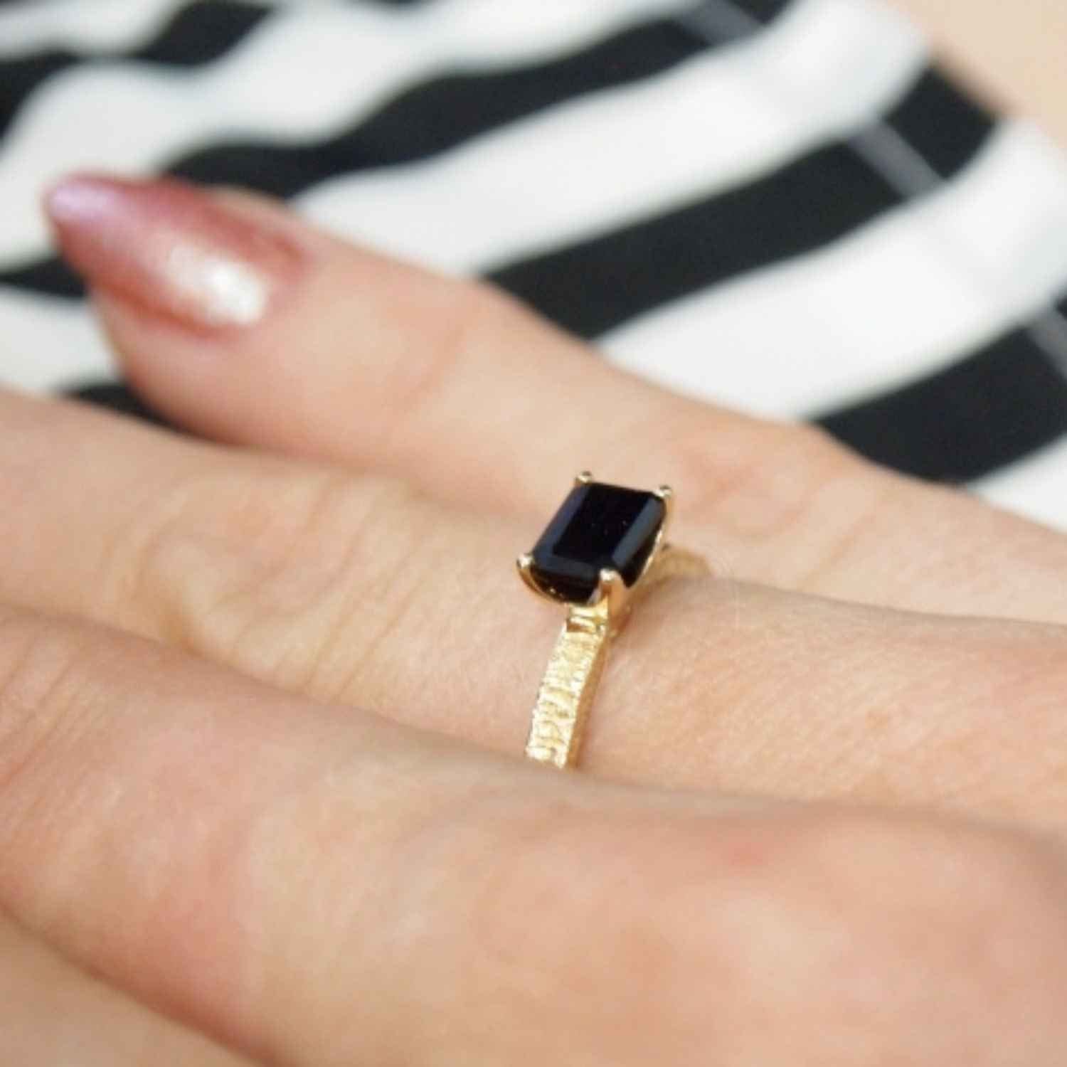 EVELYNE-M BAGUETTE | Black Onyx Cocktail - Ring - 18 Karat Gold