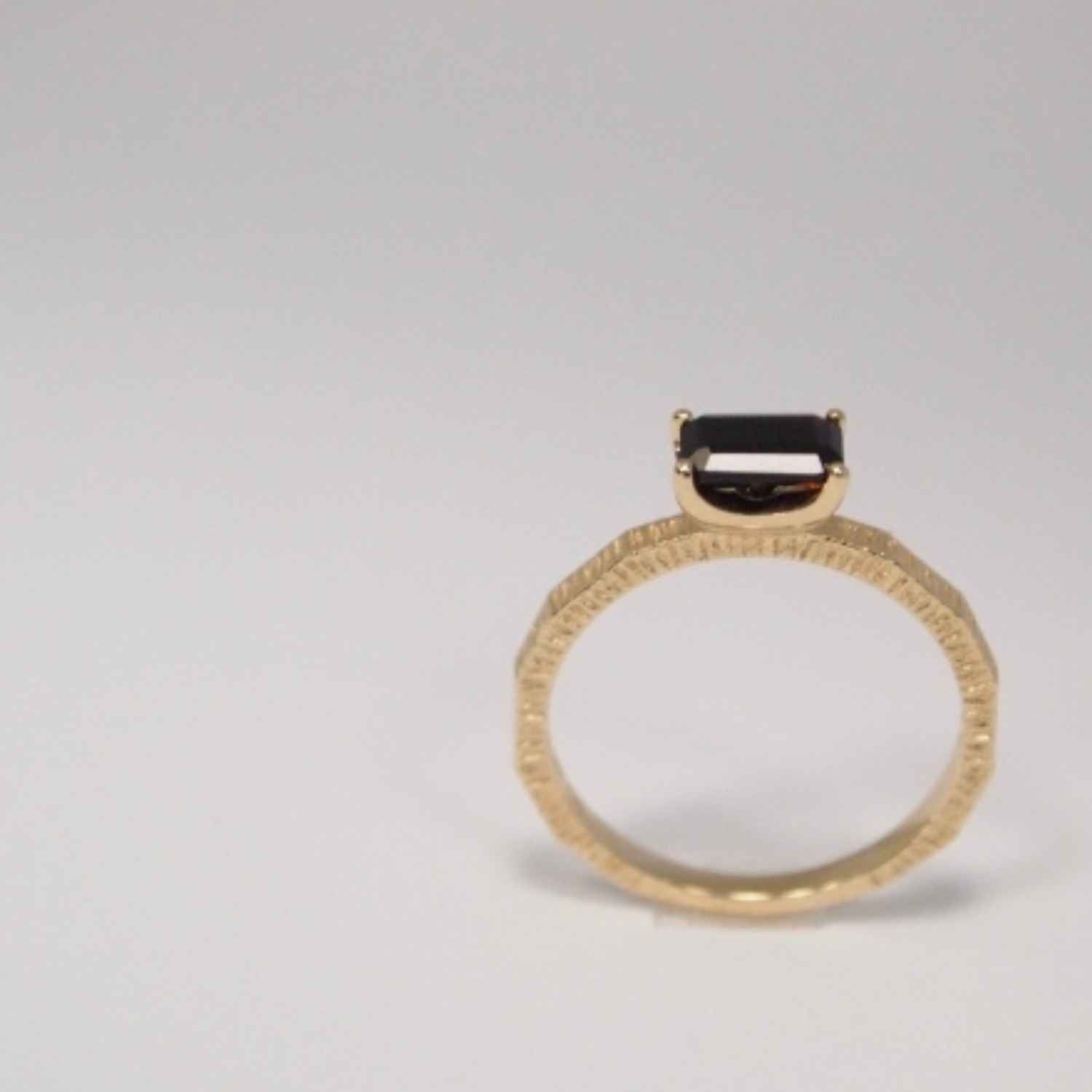 EVELYNE-M BAGUETTE | Black Onyx Cocktail - Ring - 18 Karat Gold