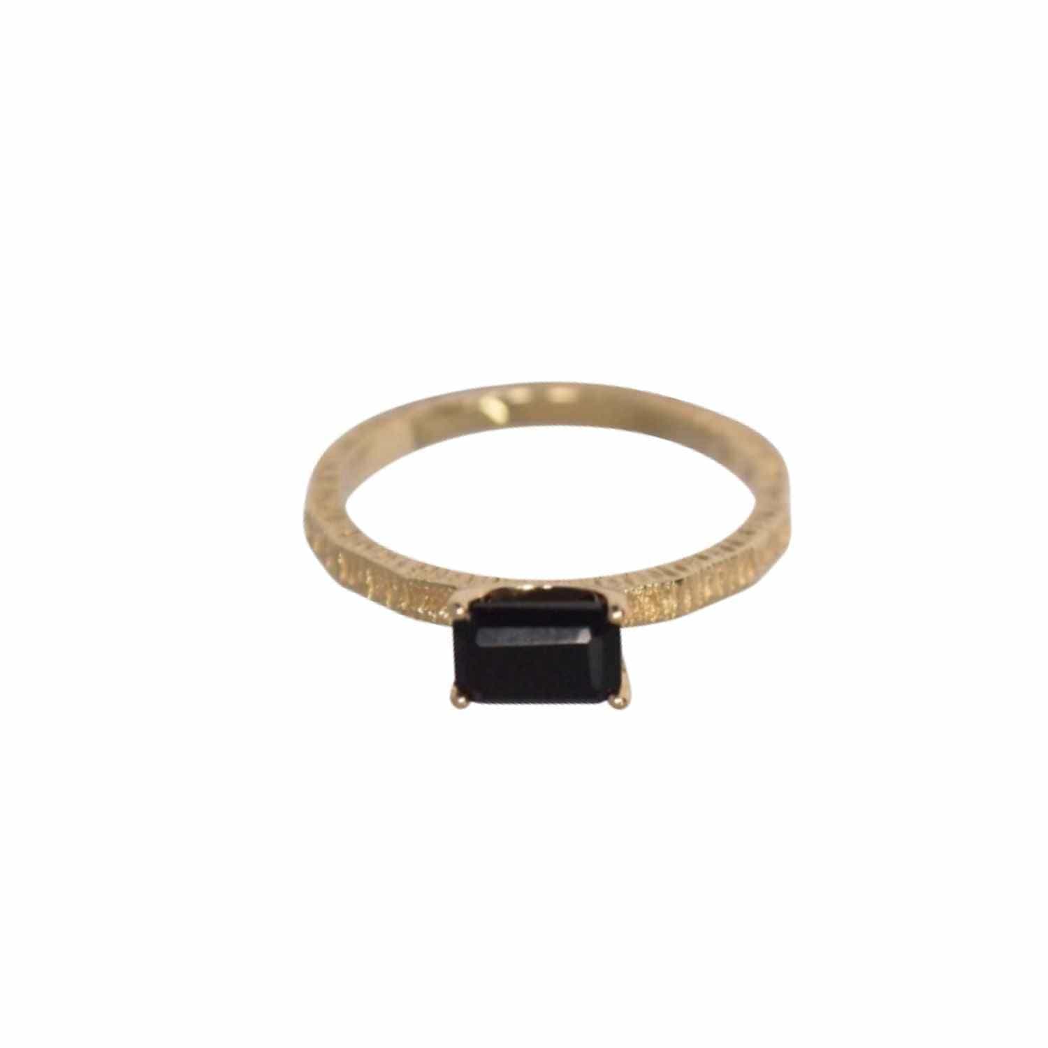 EVELYNE-M BAGUETTE | Black Onyx Cocktail - Ring - 18 Karat Gold