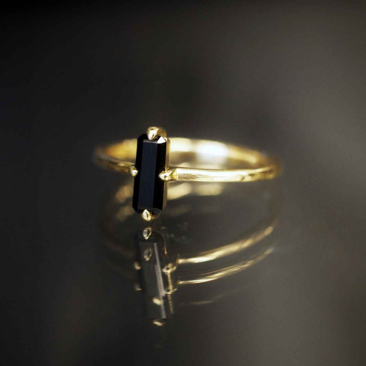 EVELYNE-M BAGUETTE | Black Onyx Cross - Ring - 18 Karat Gold