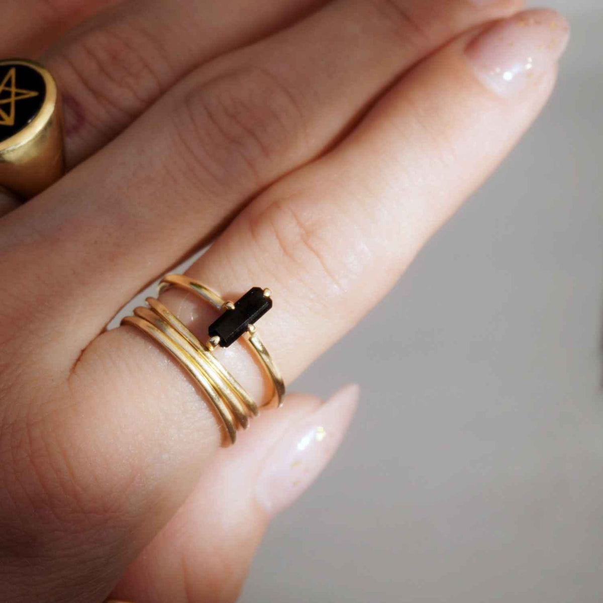 EVELYNE-M BAGUETTE | Black Onyx Cross - Ring - 18 Karat Gold