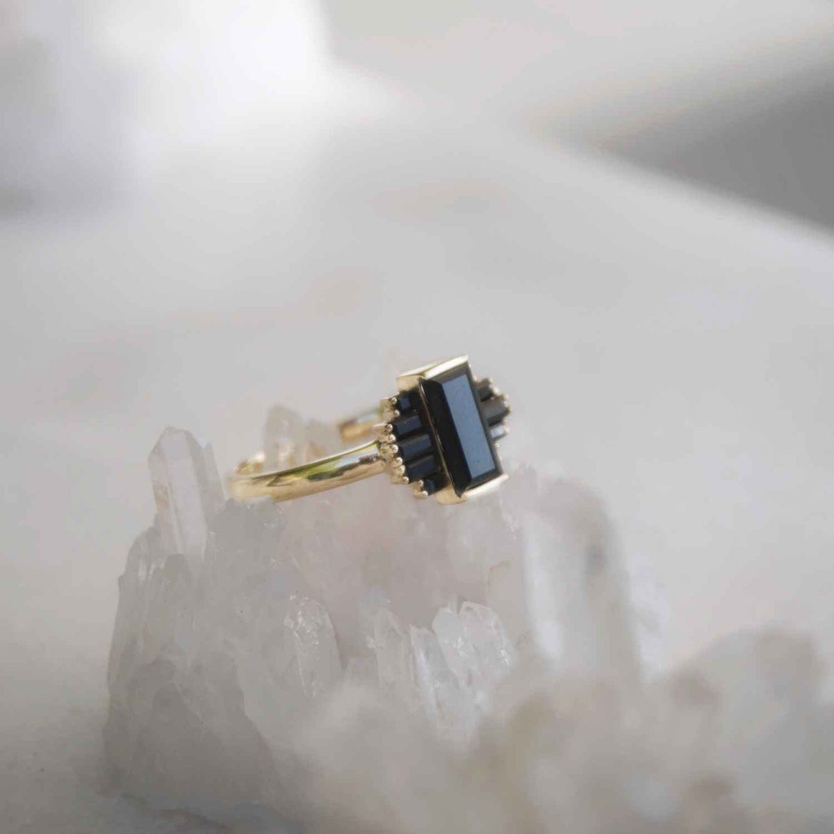 EVELYNE-M BAGUETTE | Black Onyx Rays - Ring - 18 Karat Gold