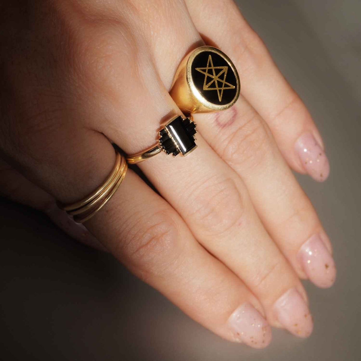 EVELYNE-M BAGUETTE | Black Onyx Rays - Ring - 18 Karat Gold