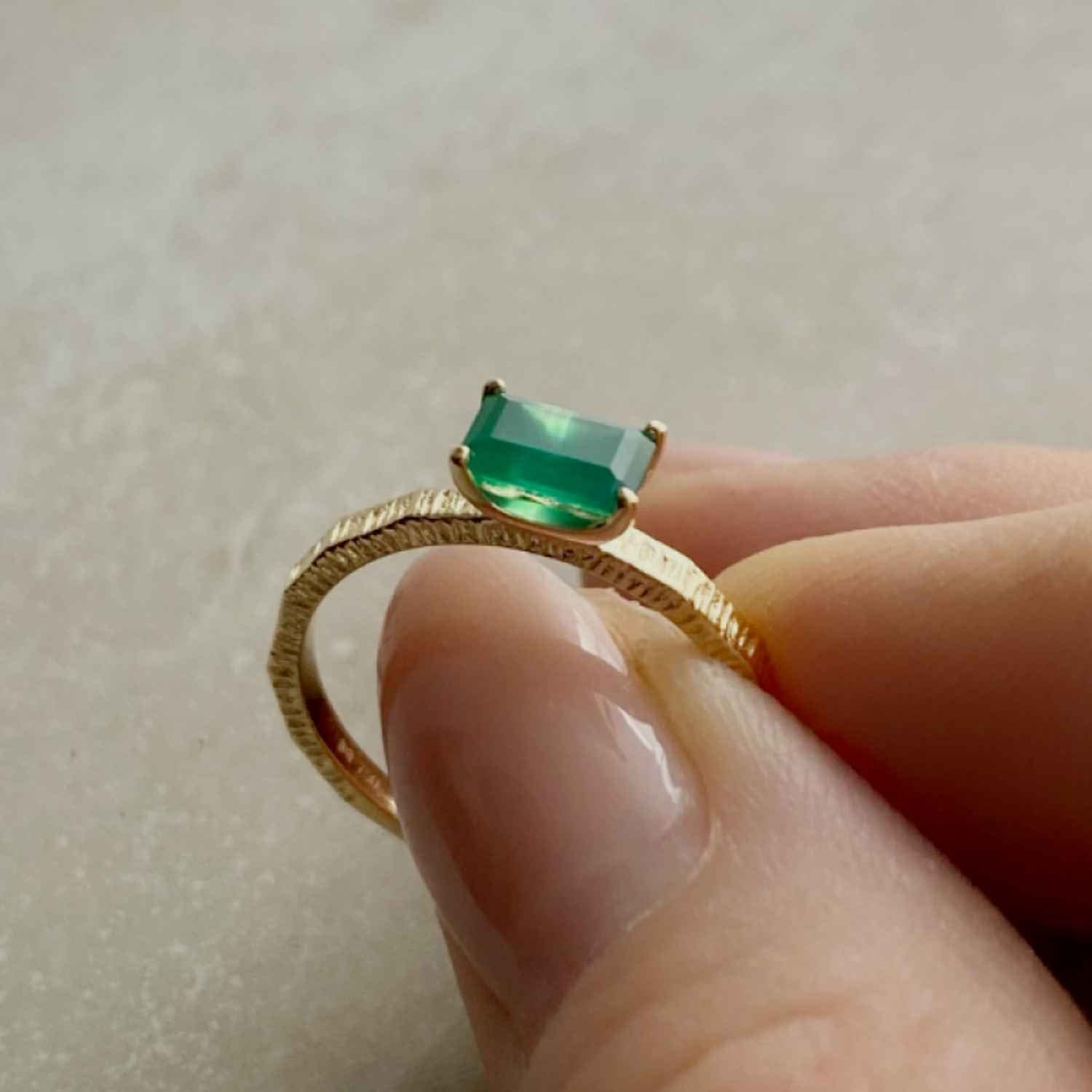 EVELYNE-M BAGUETTE | Green Onyx Cocktail - Ring - 18 Karat Gold