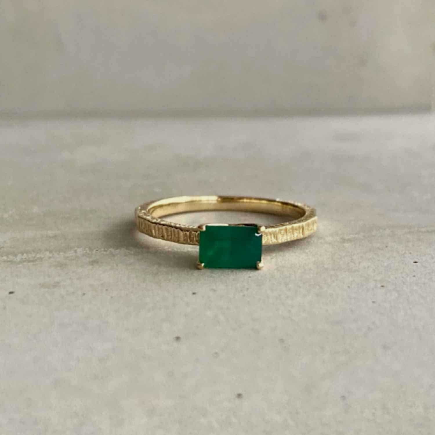 EVELYNE-M BAGUETTE | Green Onyx Cocktail - Ring - 18 Karat Gold