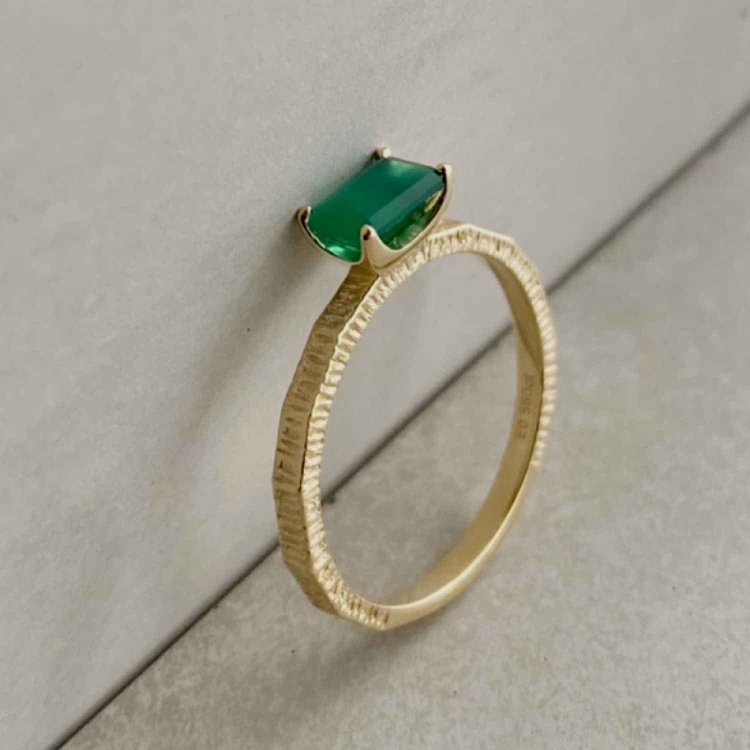 EVELYNE-M BAGUETTE | Green Onyx Cocktail - Ring - 18 Karat Gold