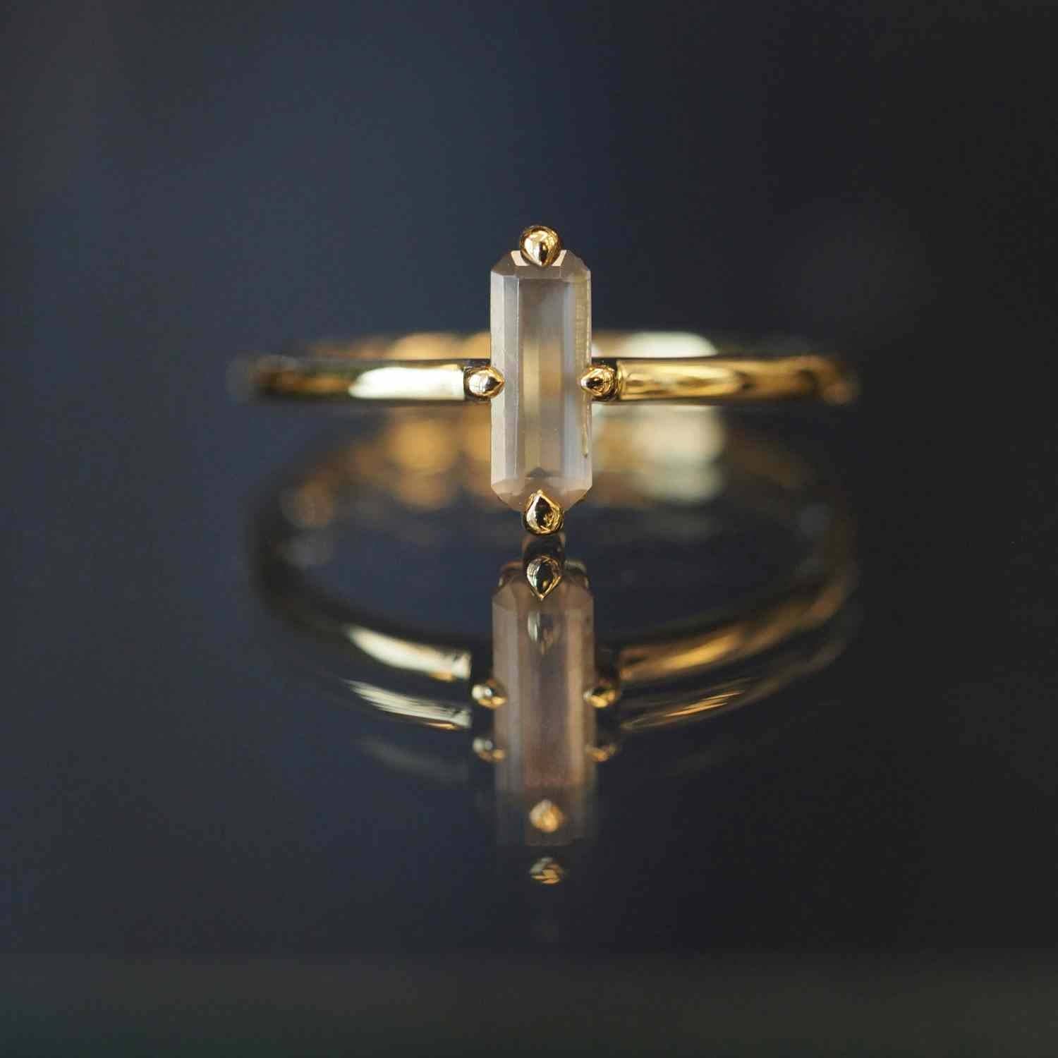 EVELYNE-M BAGUETTE | Grey Moonstone Cross - Ring - 18 Karat Gold