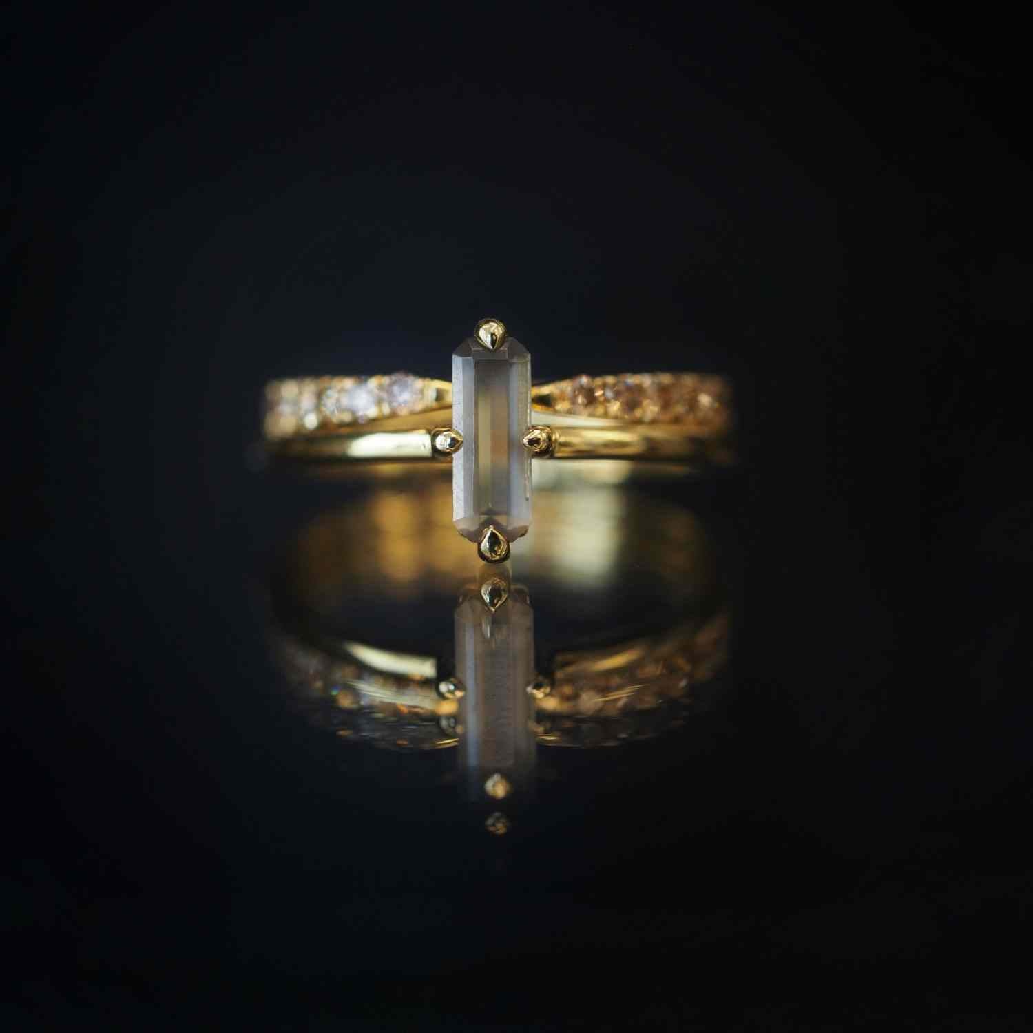 EVELYNE-M BAGUETTE | Grey Moonstone Cross - Ring - 18 Karat Gold