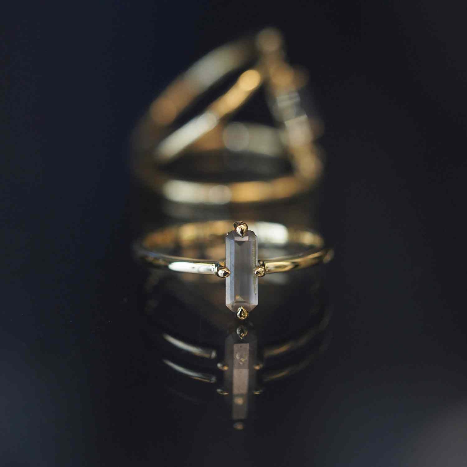 EVELYNE-M BAGUETTE | Grey Moonstone Cross - Ring - 18 Karat Gold