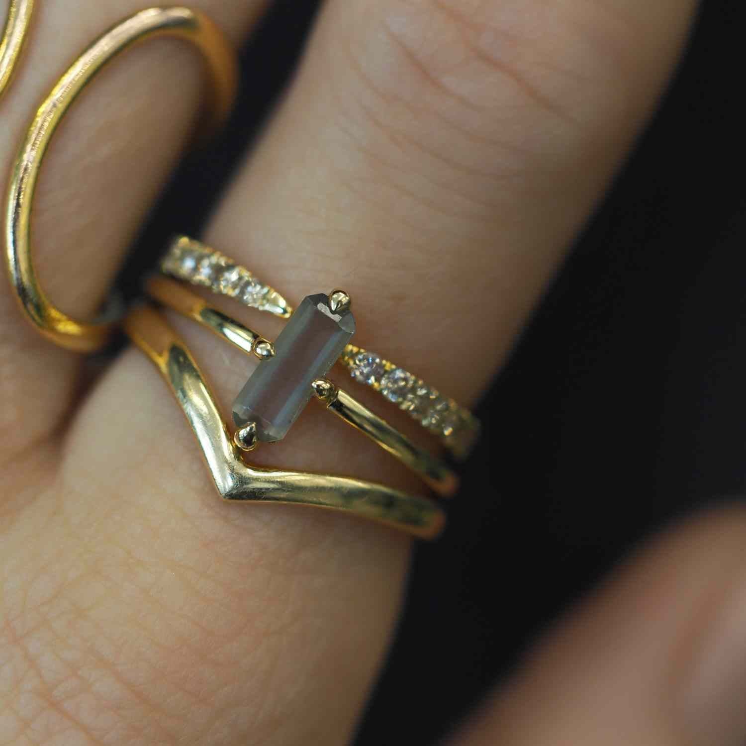 EVELYNE-M BAGUETTE | Grey Moonstone Cross - Ring - 18 Karat Gold