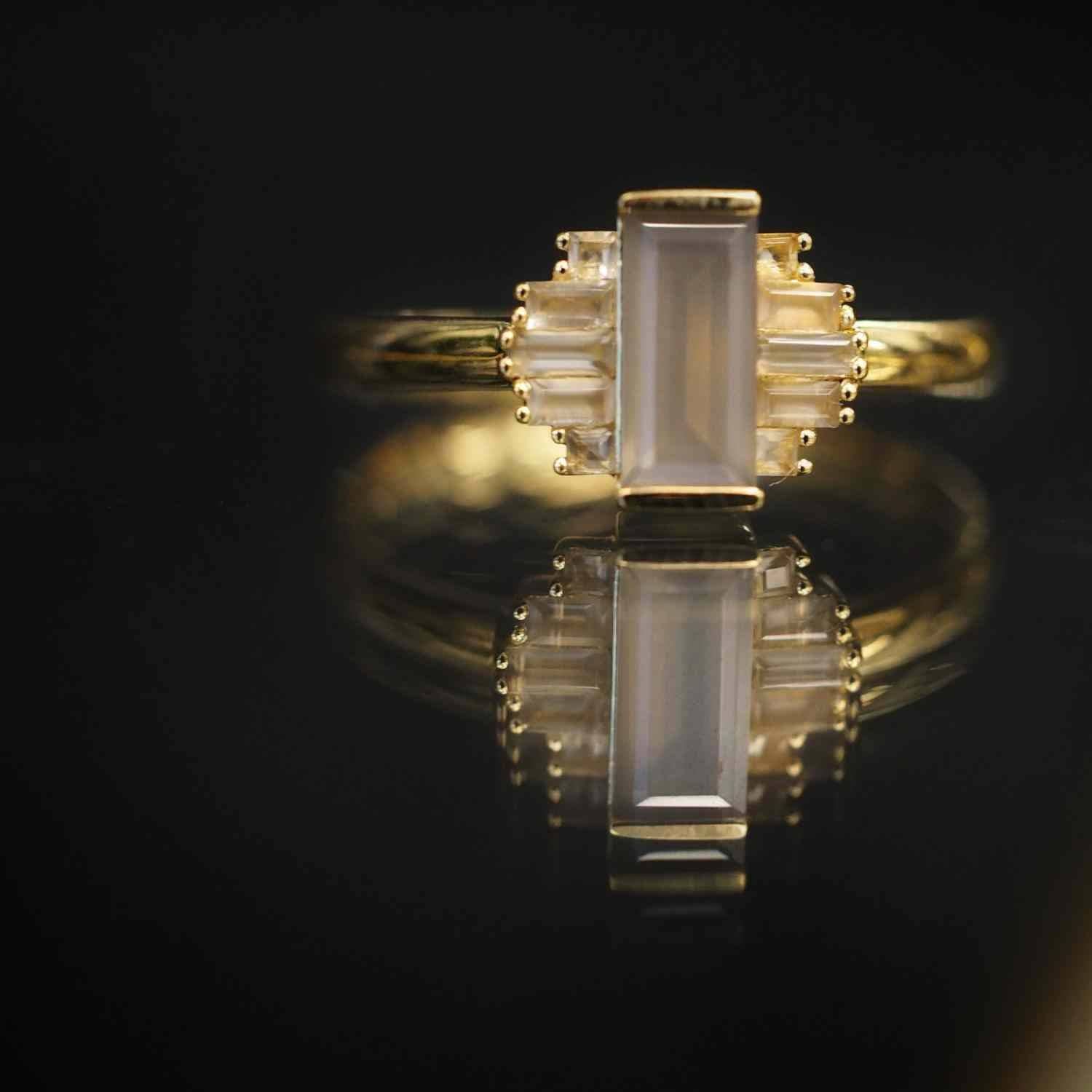 EVELYNE-M BAGUETTE | Grey Moonstone Rays - Ring - 18 Karat Gold