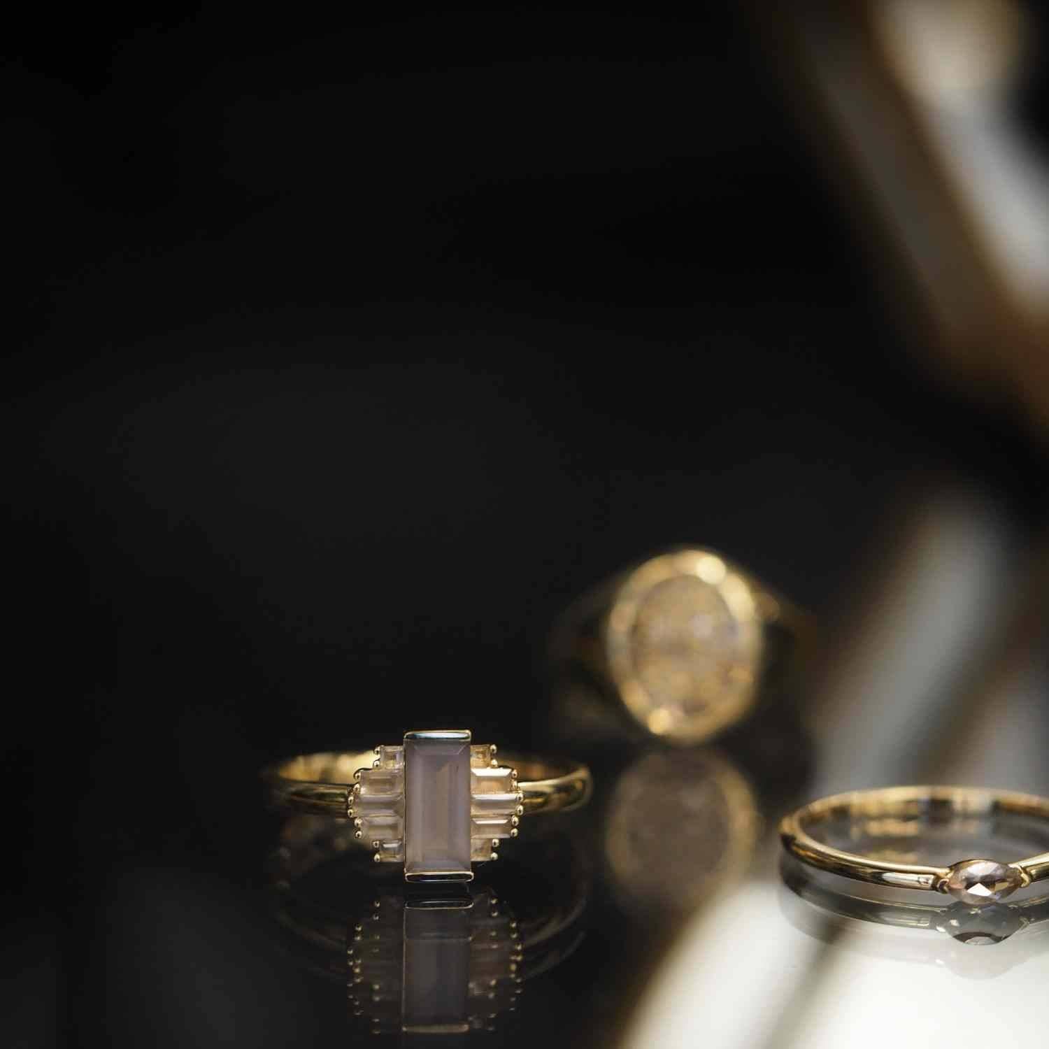 EVELYNE-M BAGUETTE | Grey Moonstone Rays - Ring - 18 Karat Gold