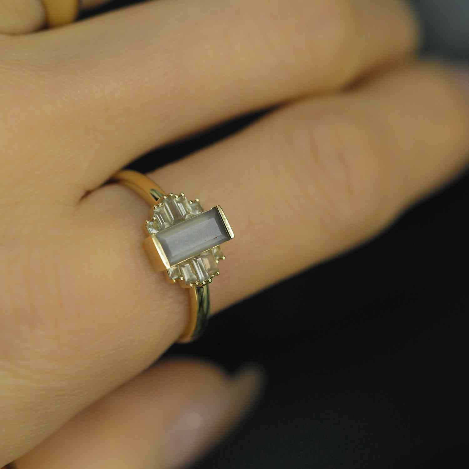 EVELYNE-M BAGUETTE | Grey Moonstone Rays - Ring - 18 Karat Gold