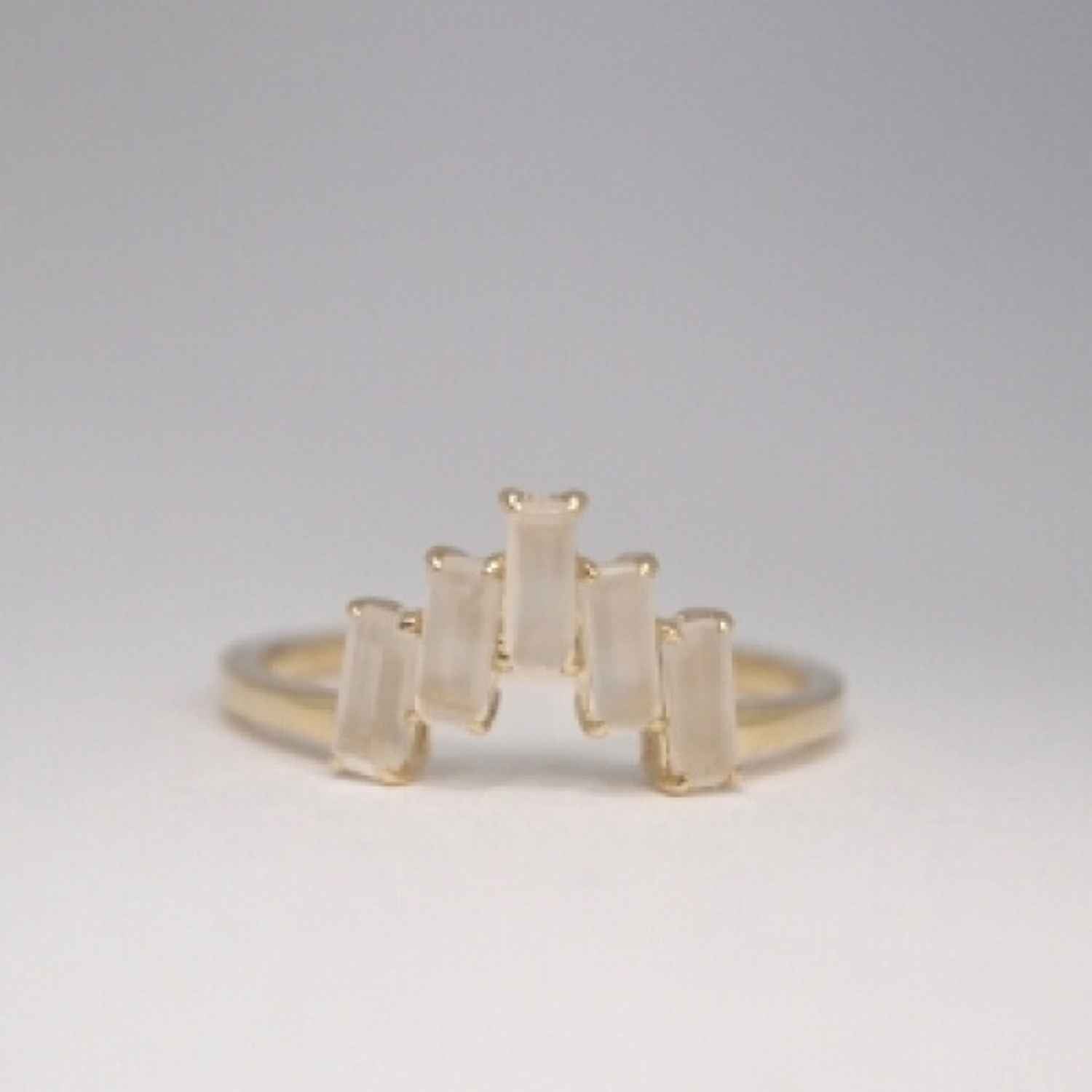 EVELYNE-M BAGUETTE | Paper Moonstone Five - Ring - 18 Karat Gold