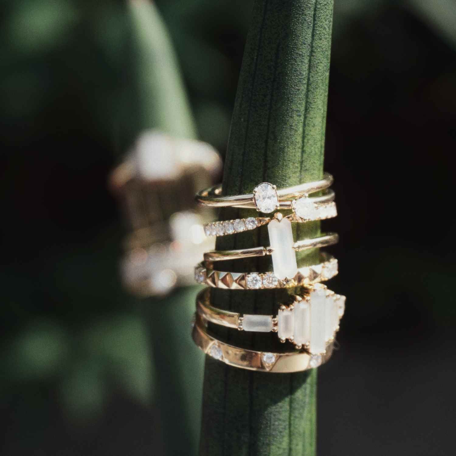 EVELYNE-M BAGUETTE | Paper White Moonstone Bridge - Ring - 18 Karat Gold