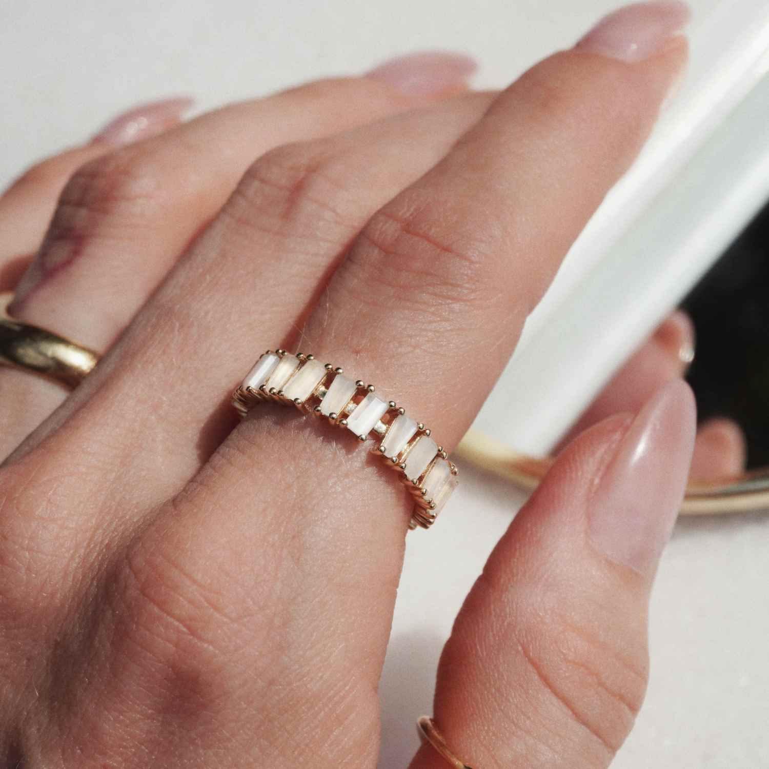 EVELYNE-M BAGUETTE | Paper White Moonstone Carousel - Ring - 18 Karat Gold