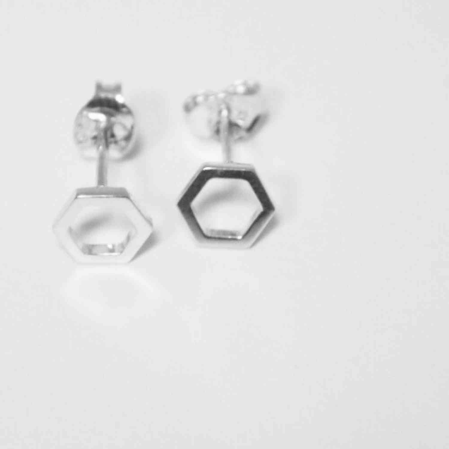 EVELYNE-M CLEOMETRA | Hexagon Outline - Stud Earring - Silver