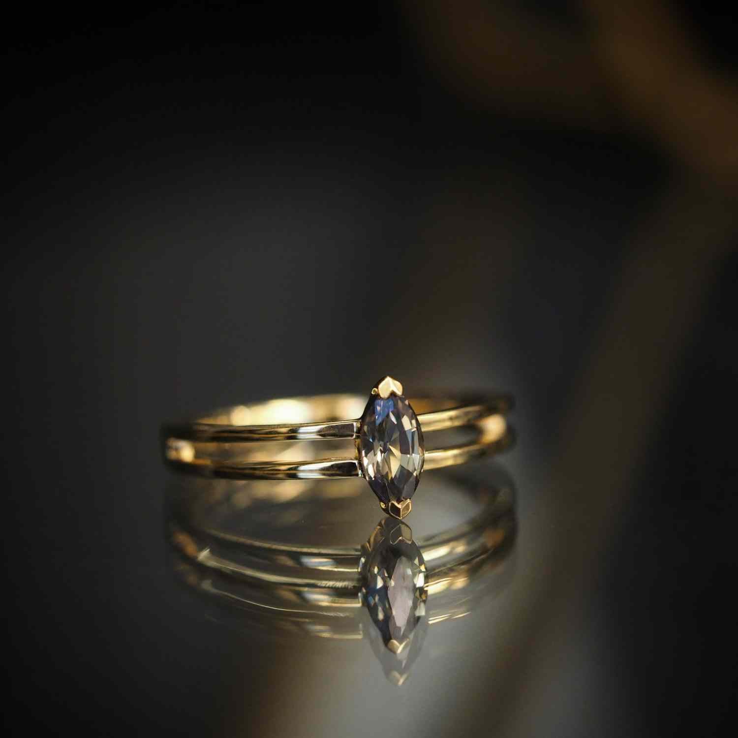 EVELYNE-M 54 CLEOMETRA | Marquise Green Grey Sapphire Tanzania - Ring - 18 Karat Gold (ONE OF A KIND)