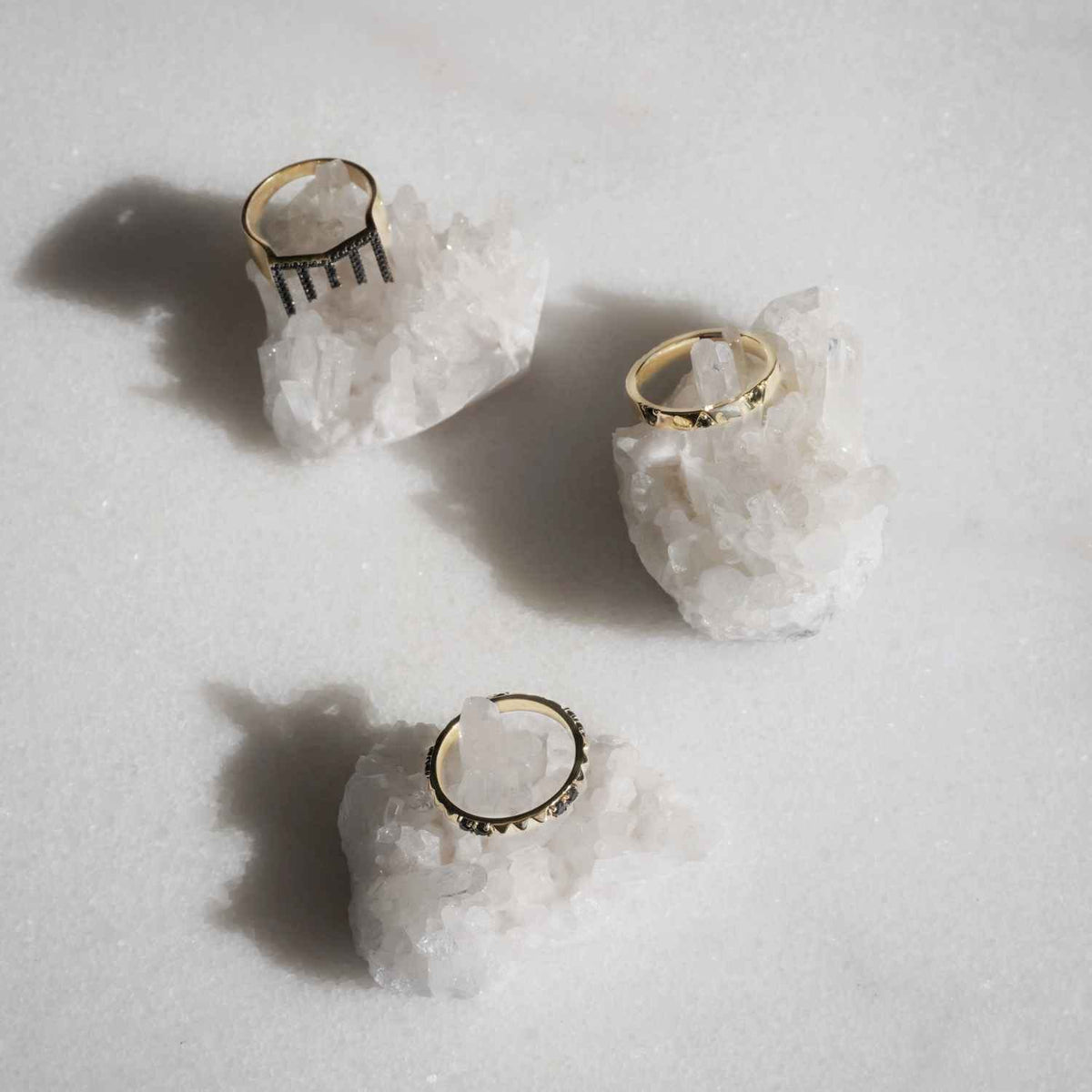 EVELYNE-M CLEOMETRA | Pyramid Rivets Black Onyx - Ring - 18 Karat Gold