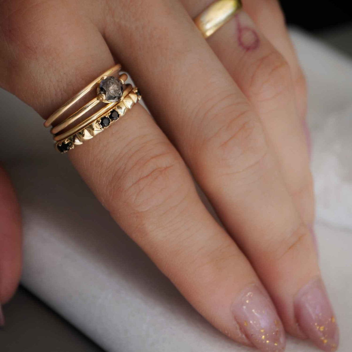 EVELYNE-M CLEOMETRA | Pyramid Rivets Black Onyx - Ring - 18 Karat Gold