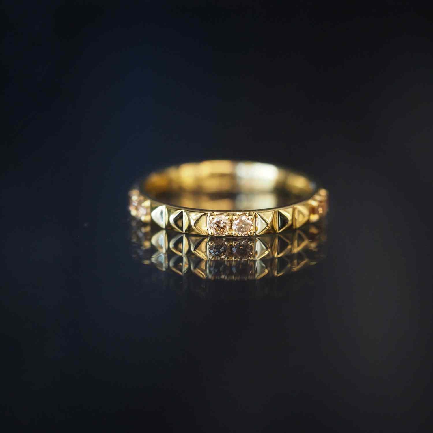 EVELYNE-M CLEOMETRA | Pyramid Rivets Diamond Champagner - Ring - 18 Karat Gold