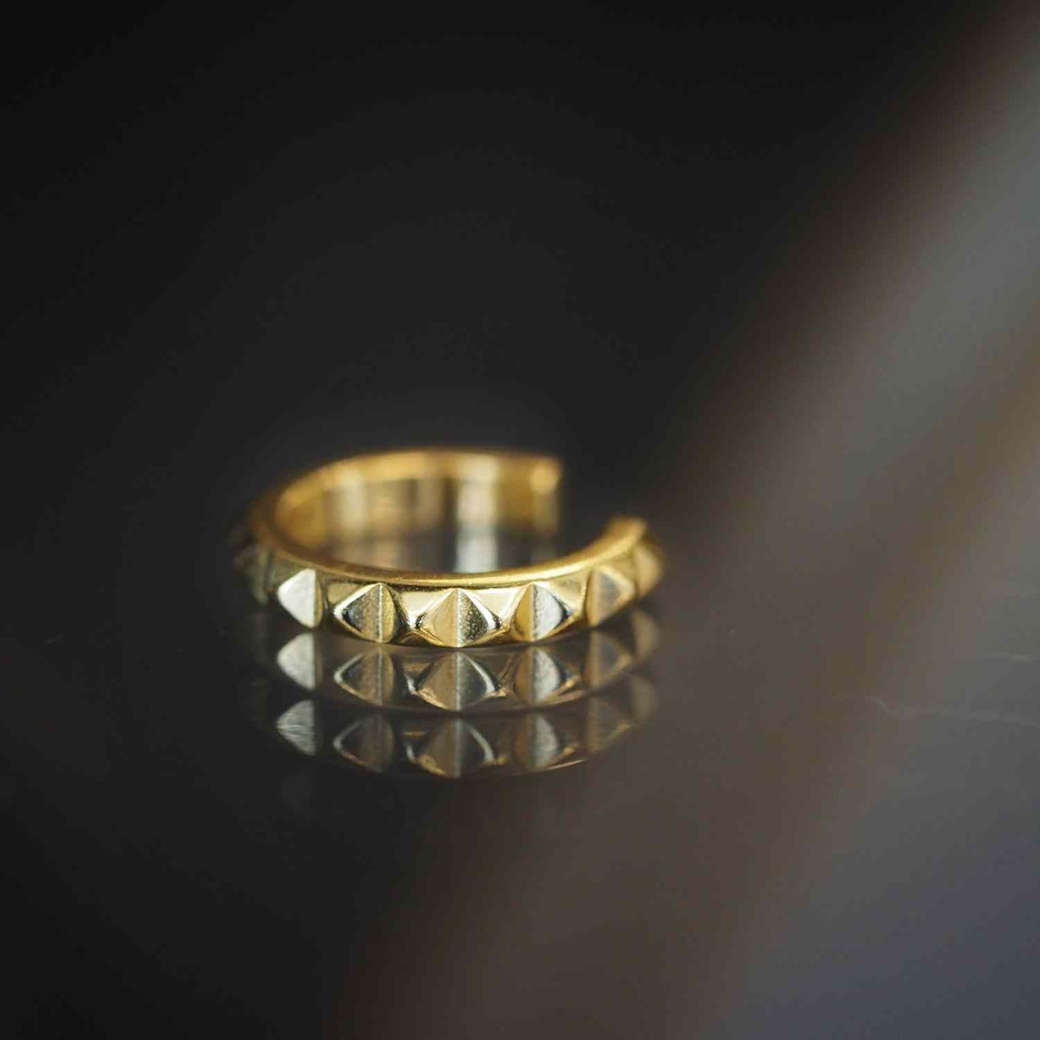 EVELYNE-M Einzelstück CLEOMETRA | Pyramid Rivets - EarCuff - Gold