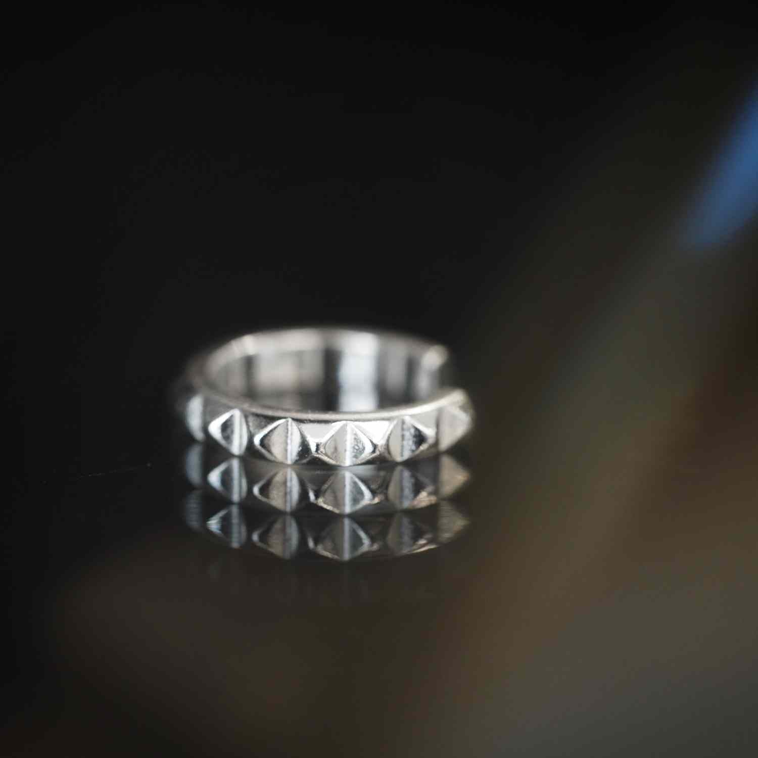 EVELYNE-M Einzelstück CLEOMETRA | Pyramid Rivets - EarCuff - Silver