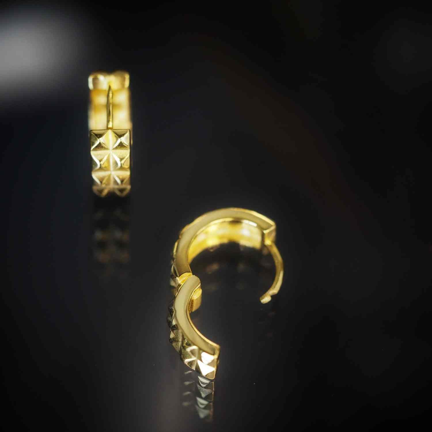 EVELYNE-M CLEOMETRA | Pyramid Rivets Rows - Huggie Creole - Gold