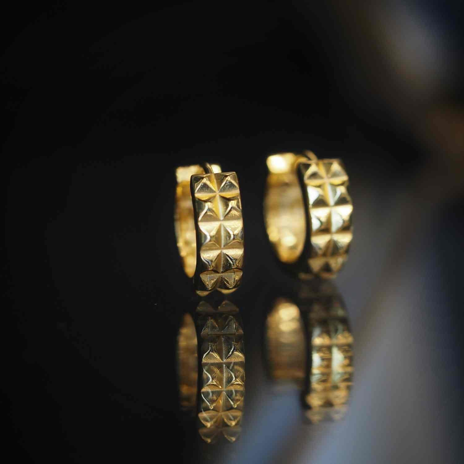 EVELYNE-M CLEOMETRA | Pyramid Rivets Rows - Huggie Creole - Gold