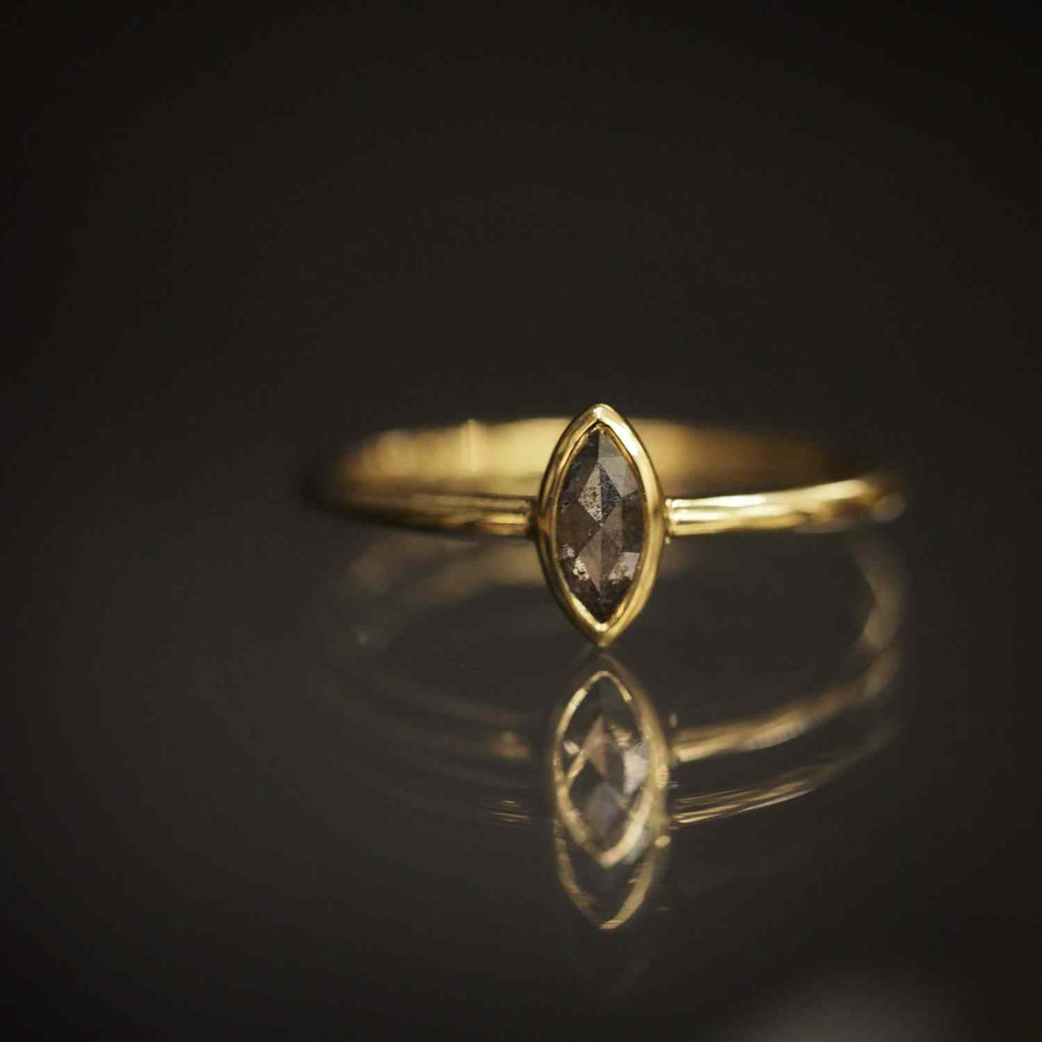 EVELYNE-M CLEOMETRA | Simple Midi Marquise SaltPepper Diamond - Ring - 18 Karat Gold