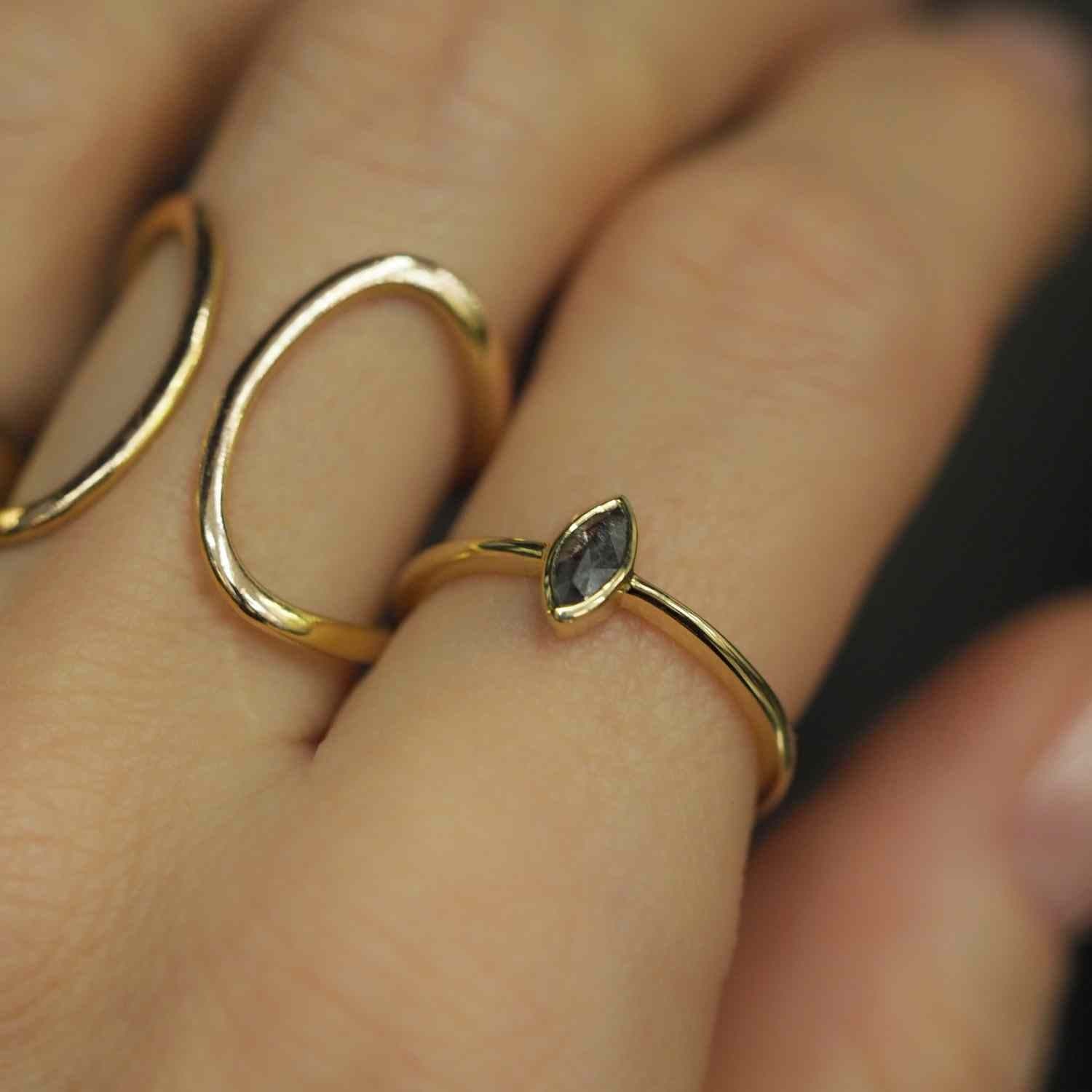 EVELYNE-M CLEOMETRA | Simple Midi Marquise SaltPepper Diamond - Ring - 18 Karat Gold