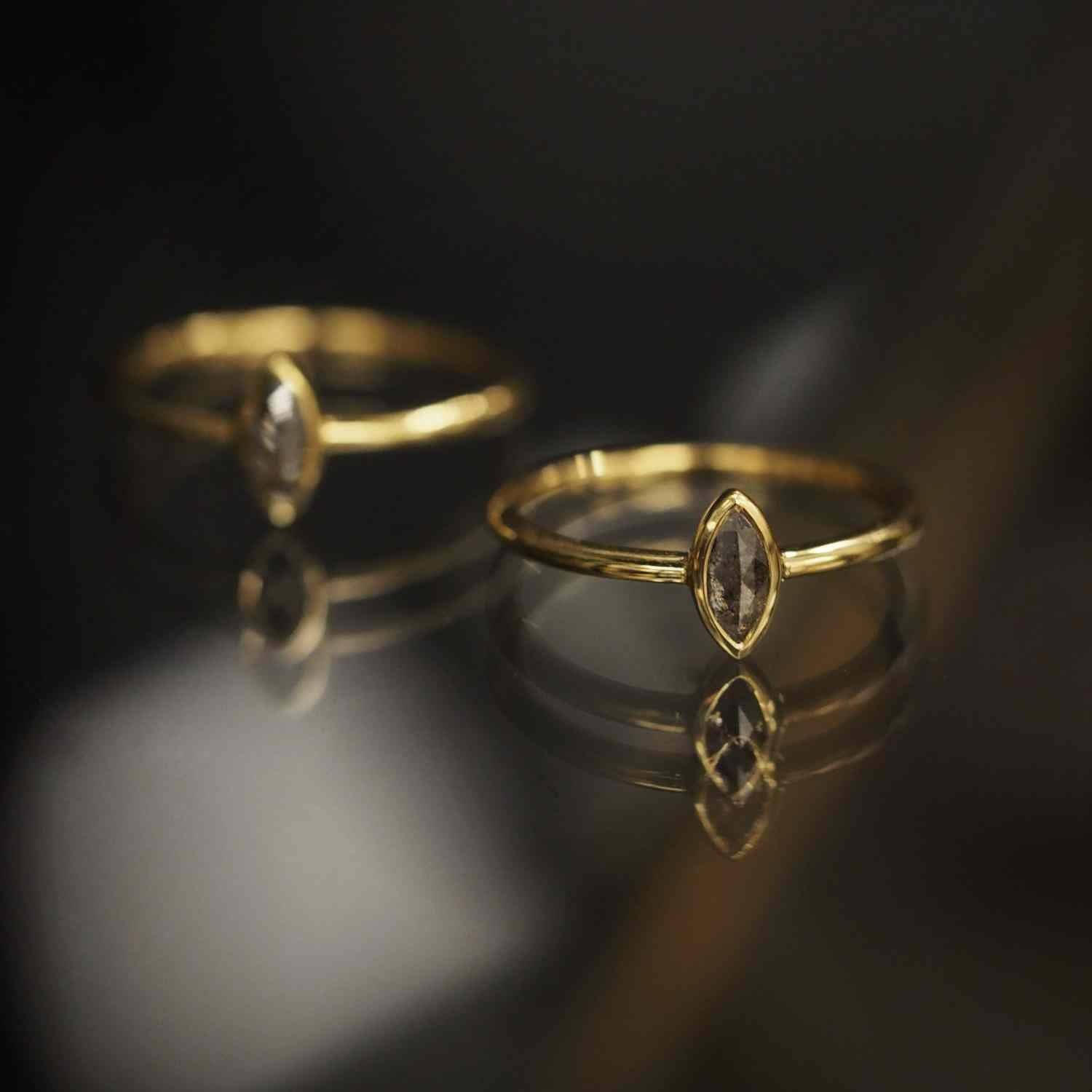 EVELYNE-M CLEOMETRA | Simple Midi Marquise SaltPepper Diamond - Ring - 18 Karat Gold