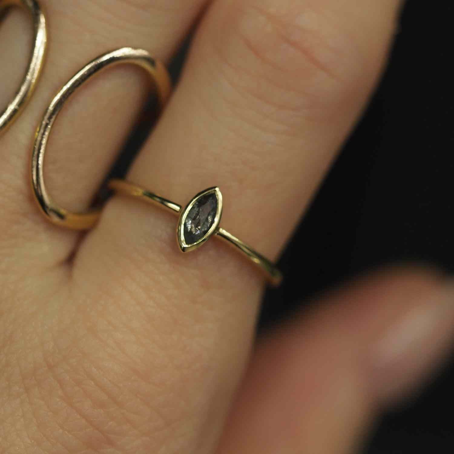 EVELYNE-M CLEOMETRA | Simple Midi Marquise SaltPepper Diamond - Ring - 18 Karat Gold