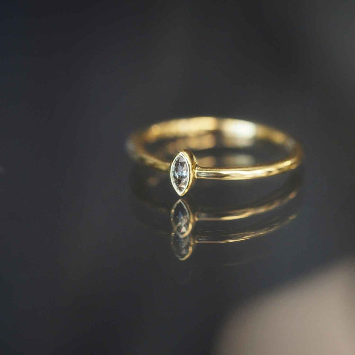 EVELYNE-M CLEOMETRA | Simple Mini Marquise SaltPepper Diamond - Ring - 18 Karat Gold