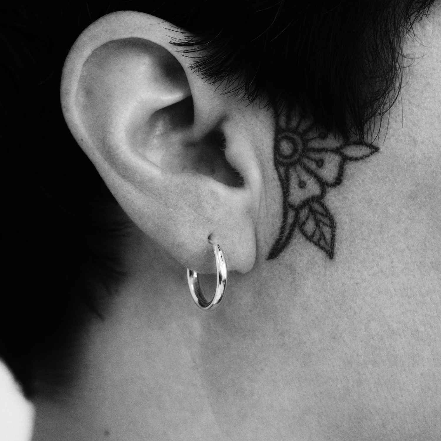 EVELYNE-M CURVACEOUS | Classic Refined 17 - Creole Hoop - Silver
