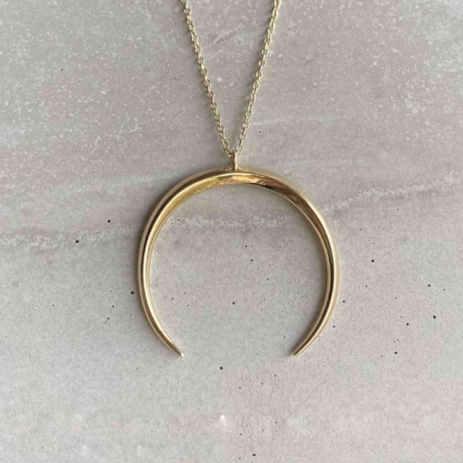 EVELYNE-M CURVACEOUS | Crescent Tusk Big - Necklace - Gold