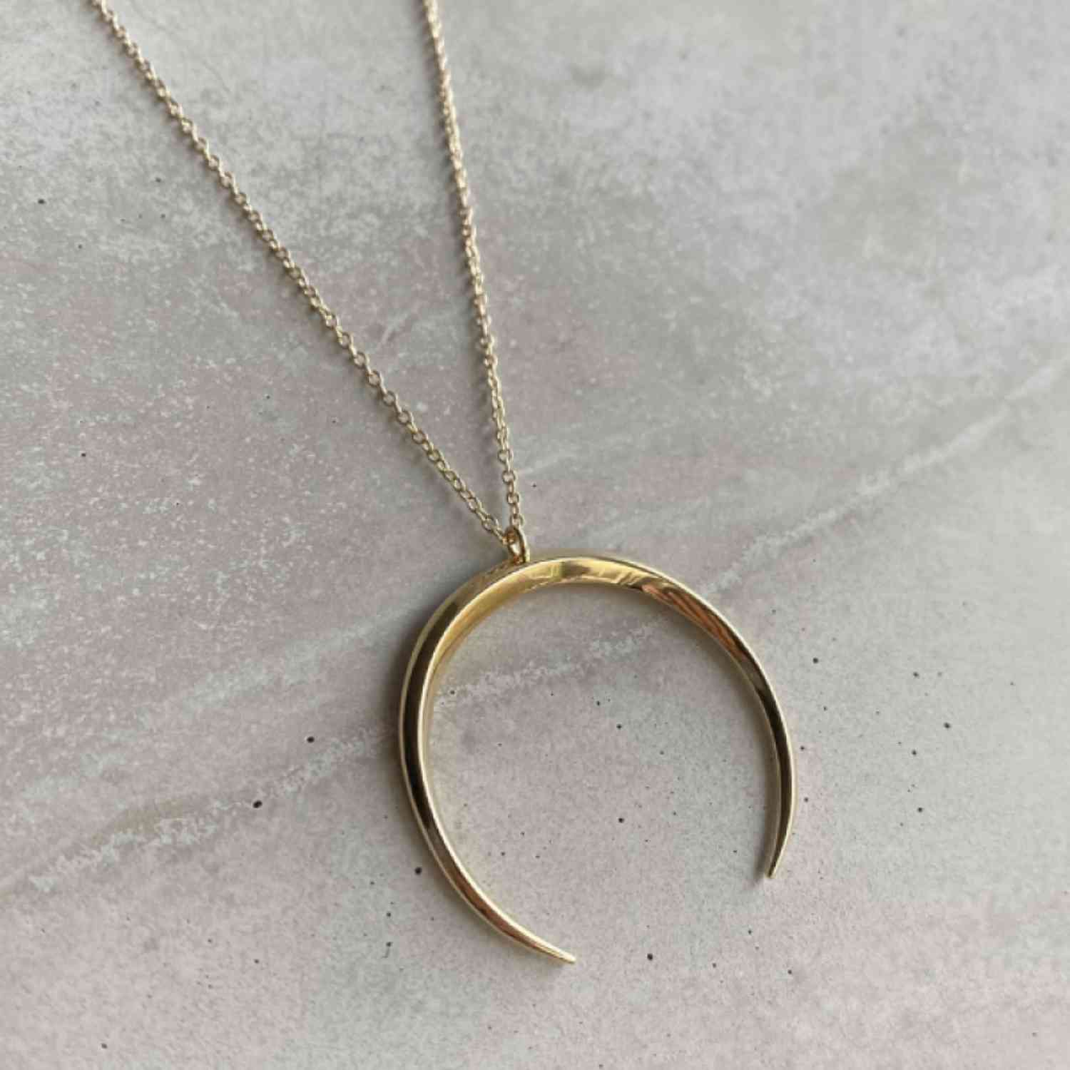 EVELYNE-M CURVACEOUS | Crescent Tusk Big - Necklace - Gold