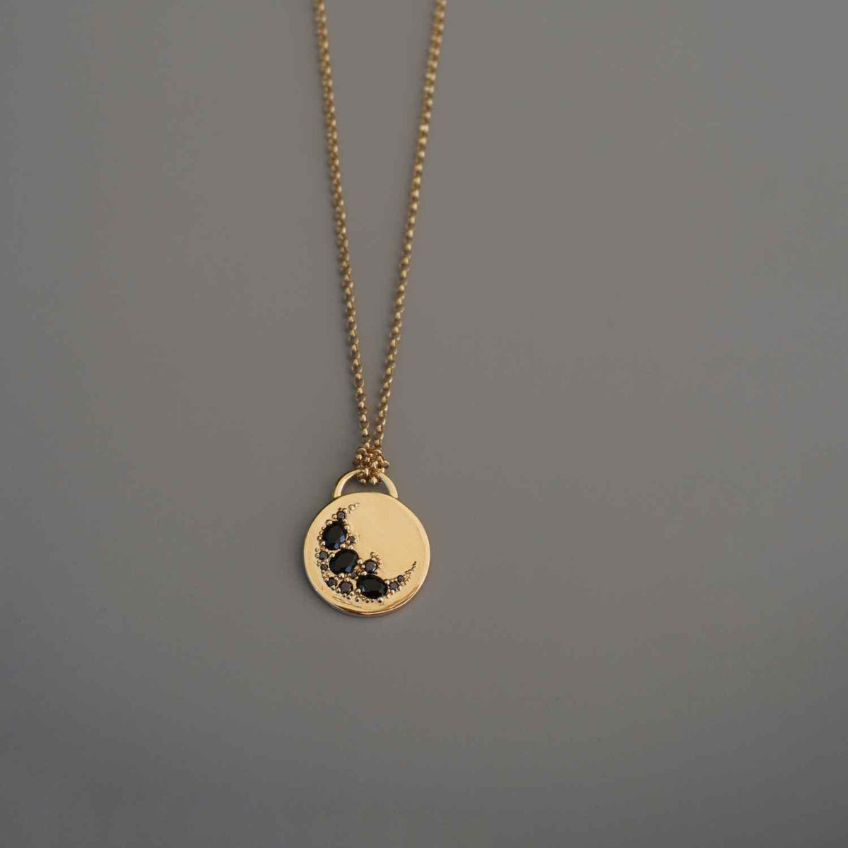EVELYNE-M Pendant CURVACEOUS | Moon Black - Pendant - 18 Karat Gold