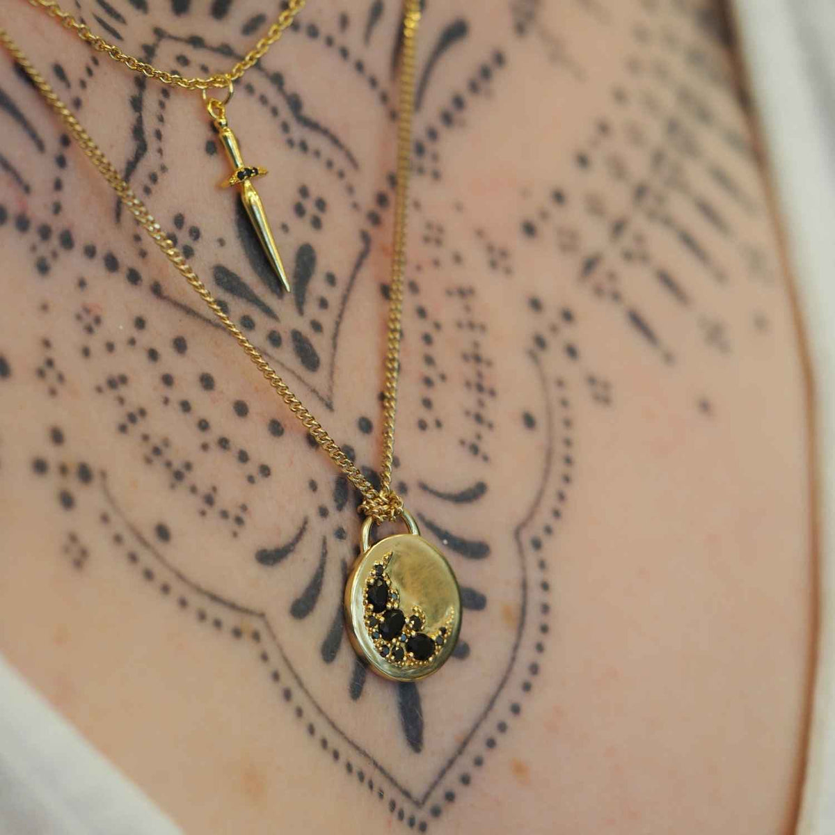 EVELYNE-M Pendant CURVACEOUS | Moon Black - Pendant - 18 Karat Gold