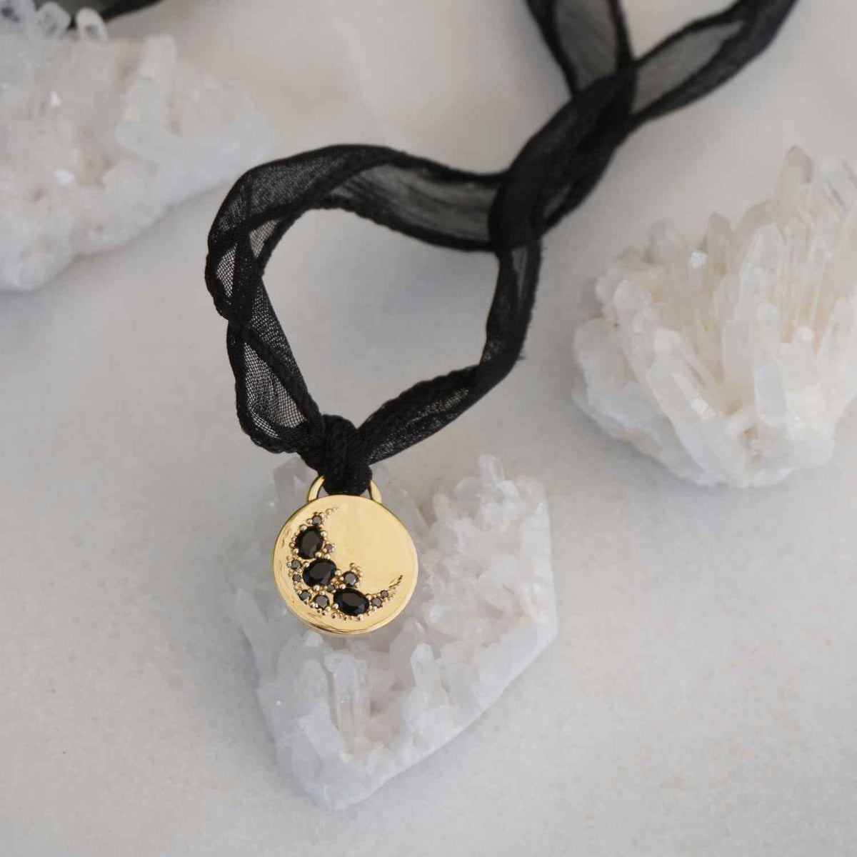 EVELYNE-M Pendant CURVACEOUS | Moon Black - Pendant - 18 Karat Gold