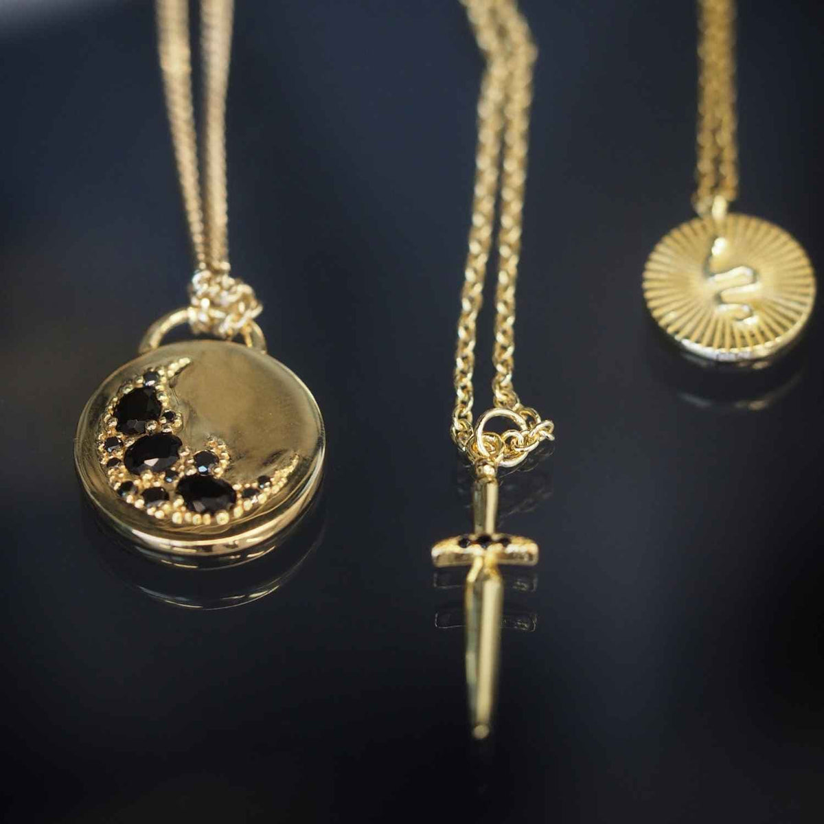 EVELYNE-M Pendant CURVACEOUS | Moon Black - Pendant - 18 Karat Gold