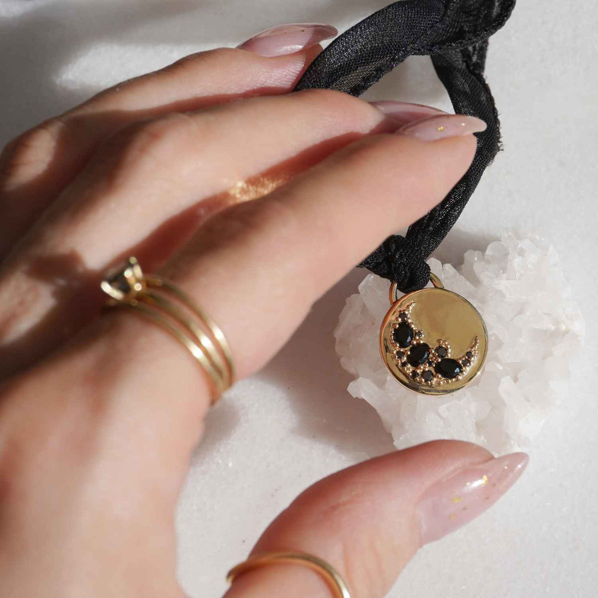 EVELYNE-M Pendant CURVACEOUS | Moon Black - Pendant - 18 Karat Gold