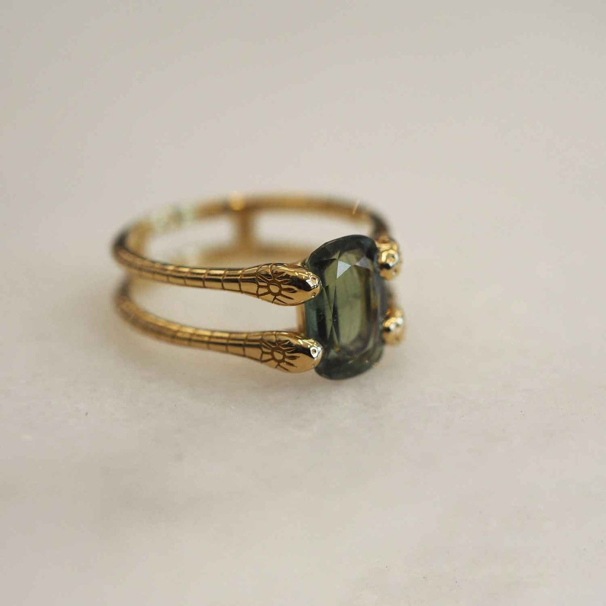 EVELYNE-M 52 GARDEN EDEN | Double Snake Sapphire Green - Ring - 18 Karat Gold (ONE OF A KIND)