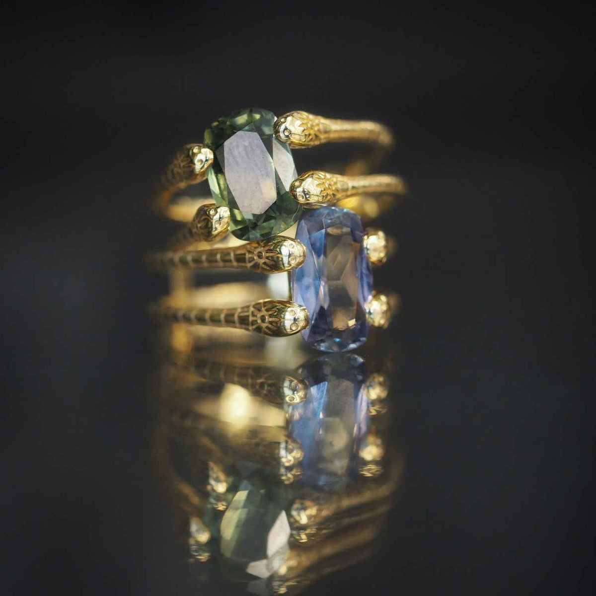 EVELYNE-M 52 GARDEN EDEN | Double Snake Sapphire Green - Ring - 18 Karat Gold (ONE OF A KIND)