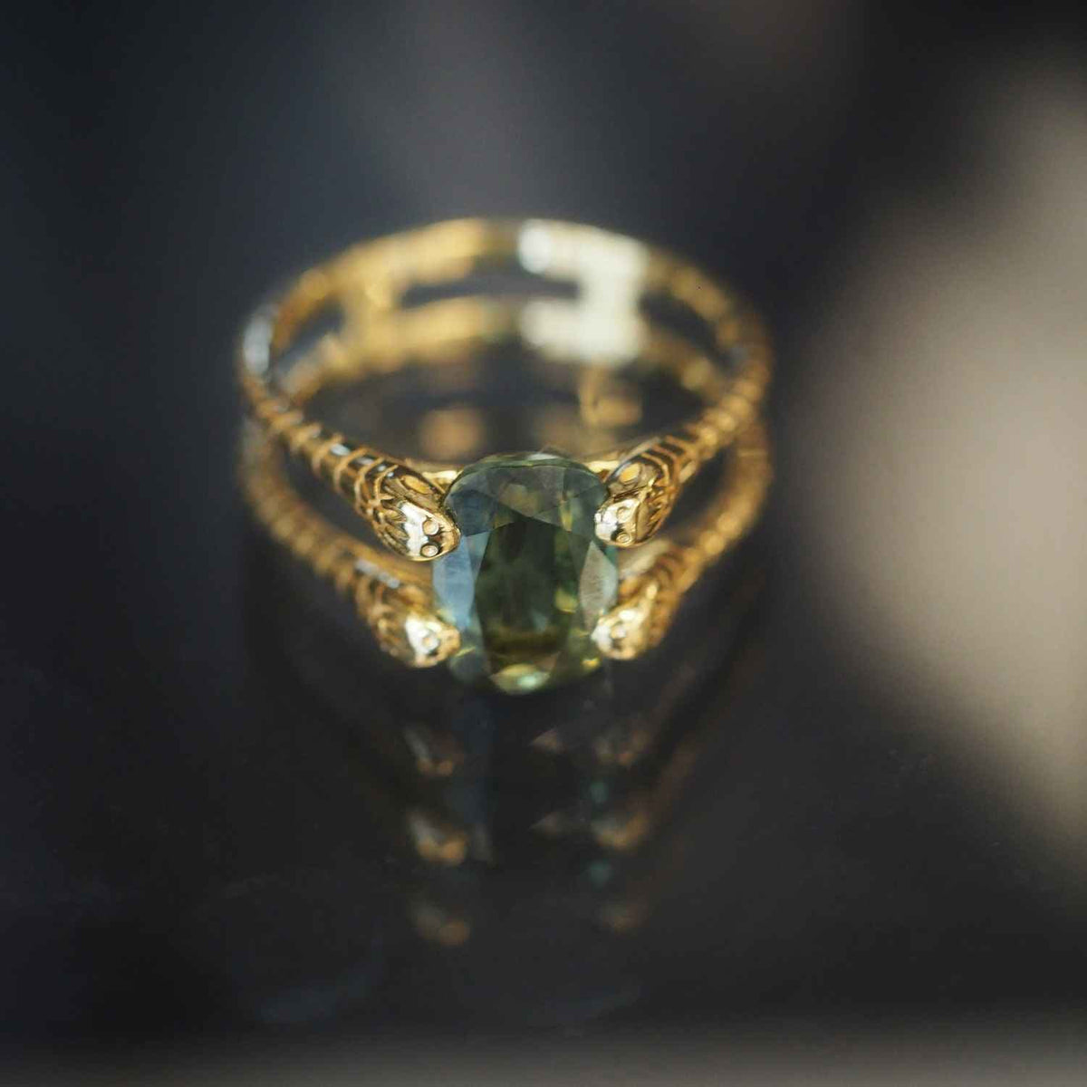 EVELYNE-M 52 GARDEN EDEN | Double Snake Sapphire Green - Ring - 18 Karat Gold (ONE OF A KIND)