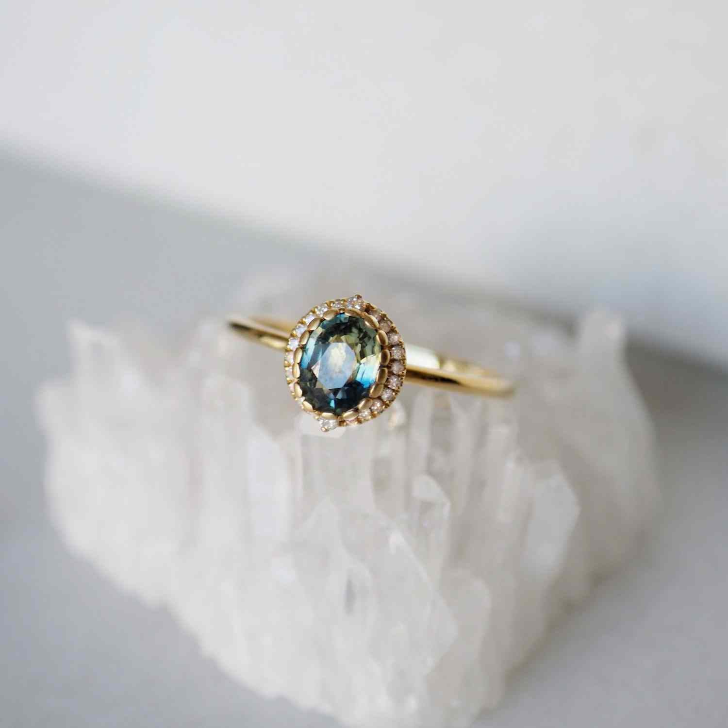 EVELYNE-M 52 LUNAMOTION | Halo Eclipse Sapphire GreenYellowBlue 0.64ct White Diamond - Ring - 18 Karat Gold (ONE OF A KIND)