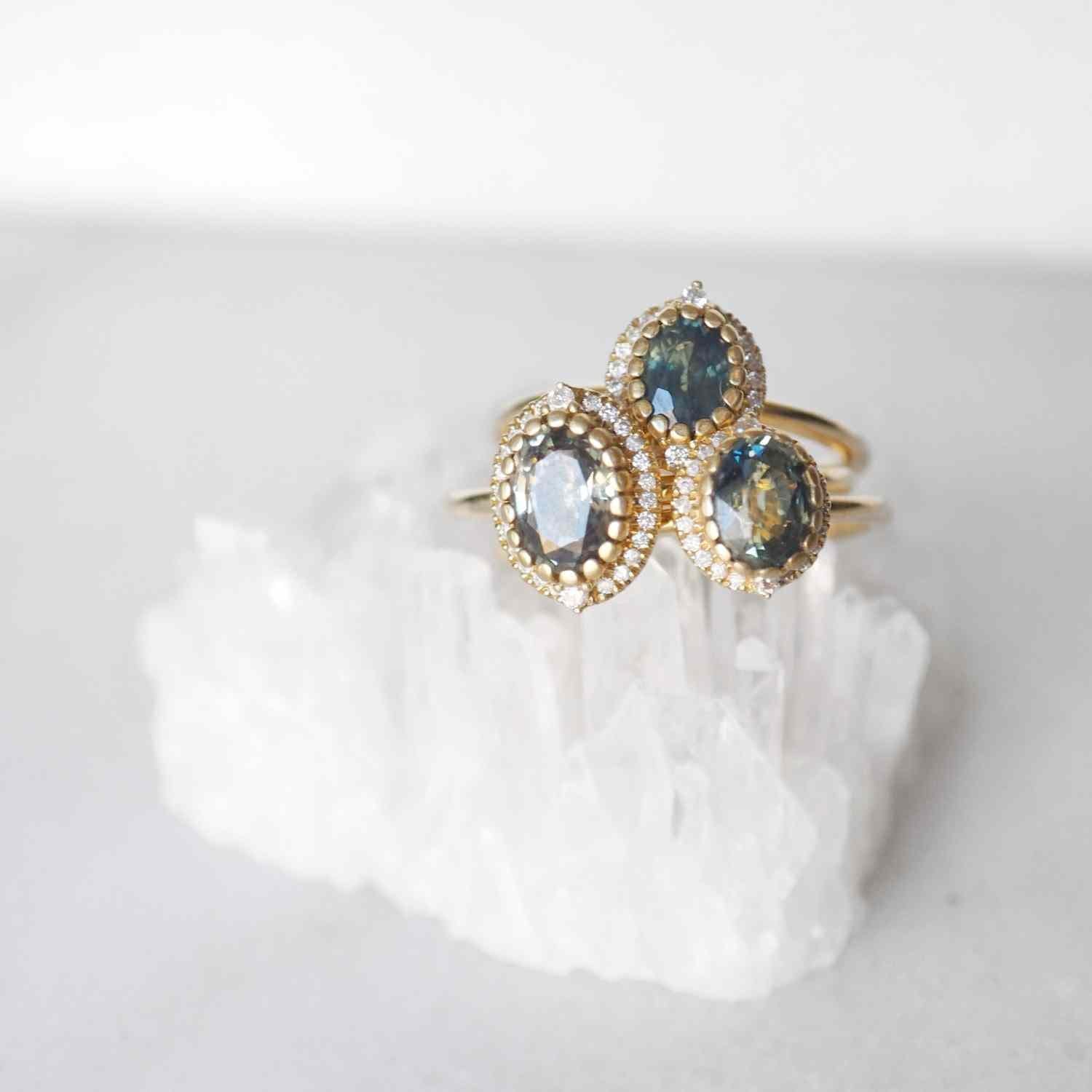 EVELYNE-M 52 LUNAMOTION | Halo Eclipse Sapphire GreenYellowBlue 0.64ct White Diamond - Ring - 18 Karat Gold (ONE OF A KIND)