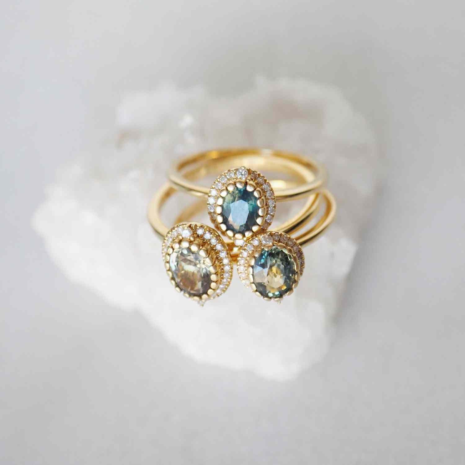 EVELYNE-M 52 LUNAMOTION | Halo Eclipse Sapphire GreenYellowBlue 0.64ct White Diamond - Ring - 18 Karat Gold (ONE OF A KIND)