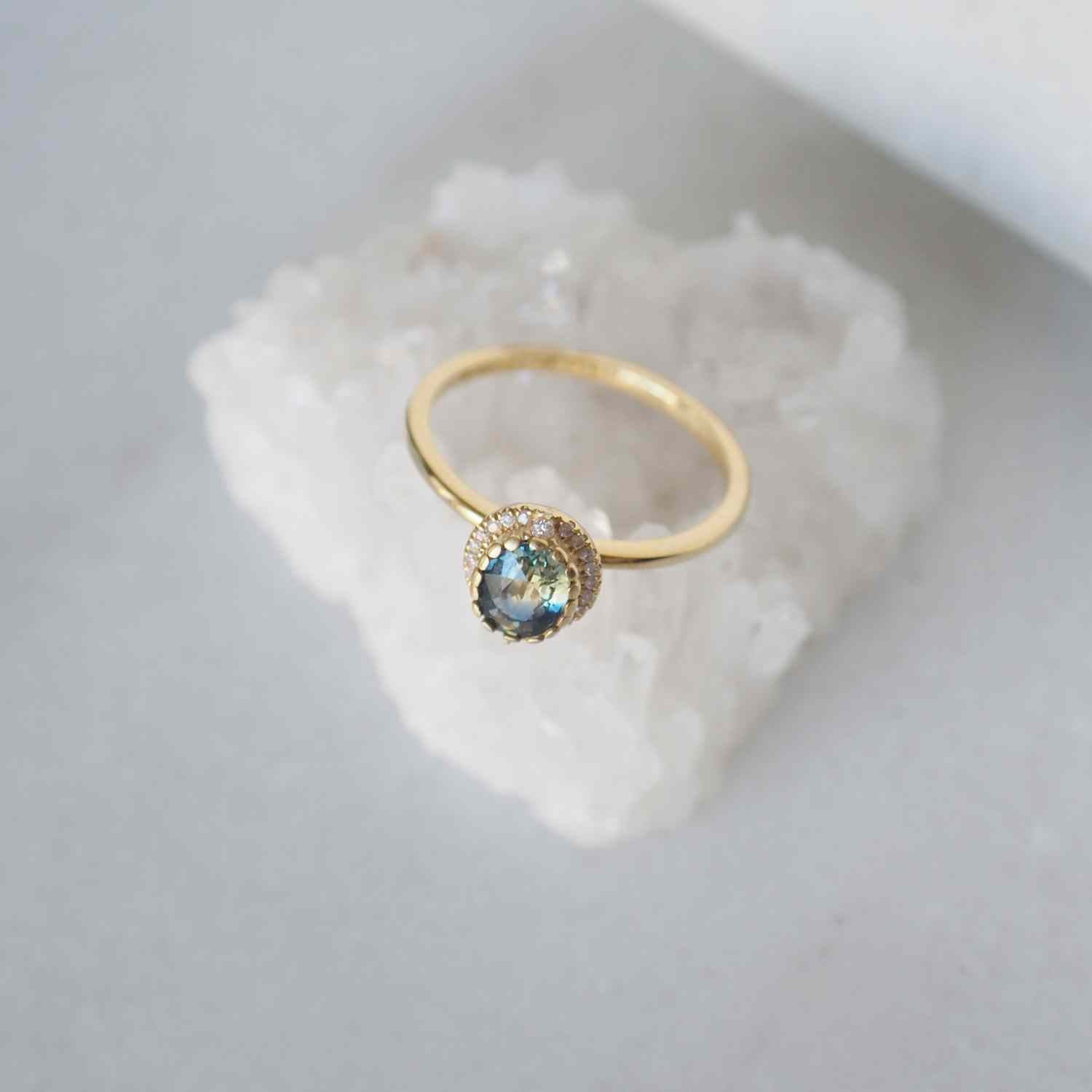 EVELYNE-M 52 LUNAMOTION | Halo Eclipse Sapphire GreenYellowBlue 0.64ct White Diamond - Ring - 18 Karat Gold (ONE OF A KIND)