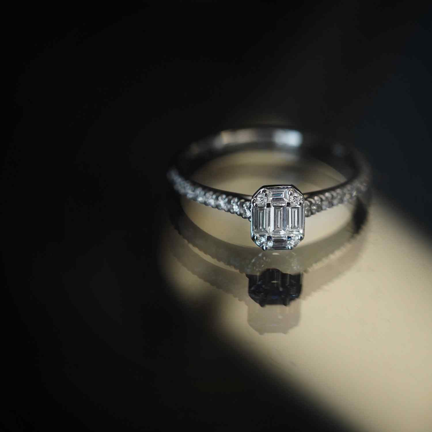 EVELYNE-M 54 METROPOLIS | Axis of Light Diamond White - Ring - 18 Karat Whitegold (ONE OF A KIND)